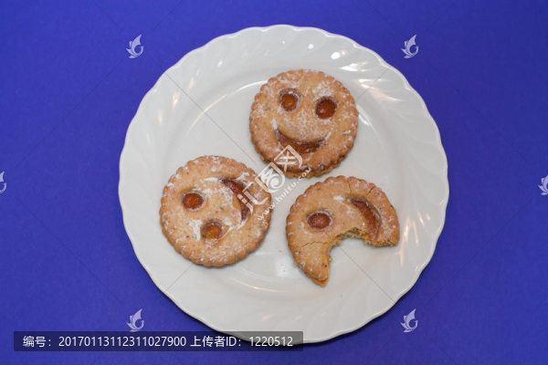 盤子上的餅干