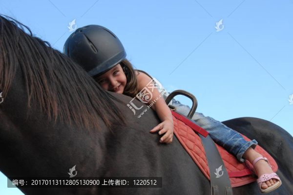 騎馬的小女孩