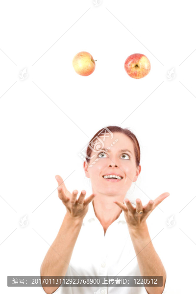 年輕的微笑的女人，白的有兩個蘋果