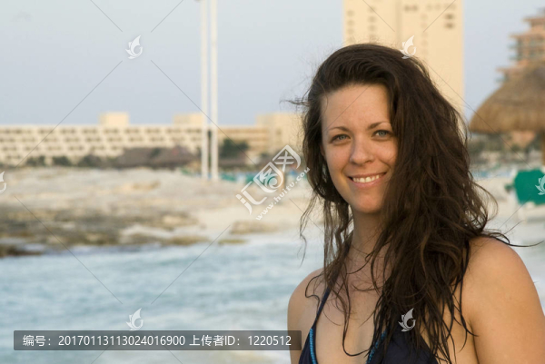 美麗的女人在Beach微笑