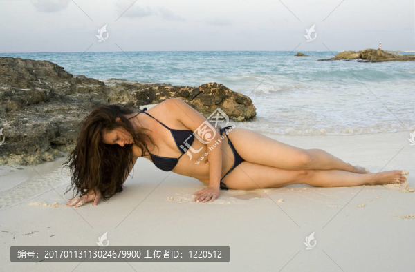 美麗的女人躺在Beach
