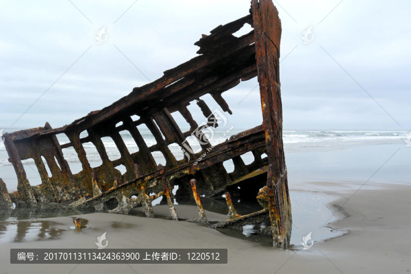 在船的船頭-匯圖網(wǎng) www.fosd68.com 在船的船頭