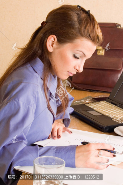 辦公室里的商業(yè)女性