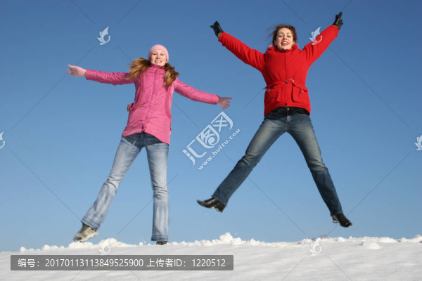 女孩跳。冬天。