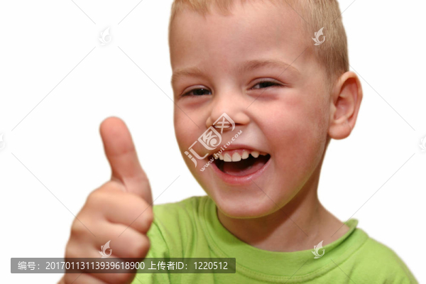 微笑的男孩用手指了