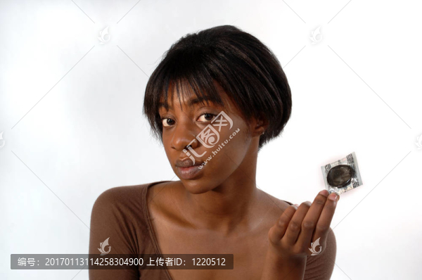黑人女人帶避孕套