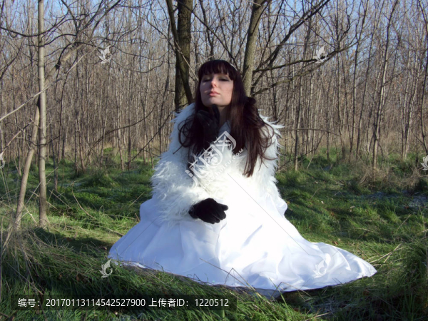 年輕的新娘穿著白色的衣服上的1個(gè)白色的衣服