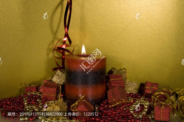 點燃蠟燭的圣誕裝飾品