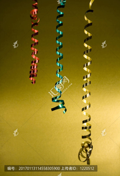 閃閃發(fā)光的金屬絲飄帶上的金背景