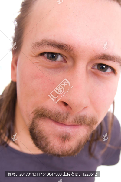 看起來令人毛骨悚然的年輕人