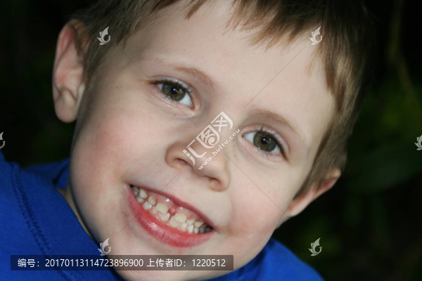 孩子咧著嘴笑
