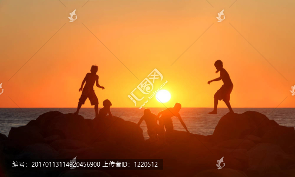 男孩在海灘上玩耍