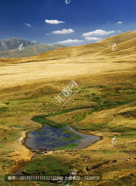 山上的湖