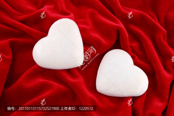 紫色天鵝絨上的兩個心