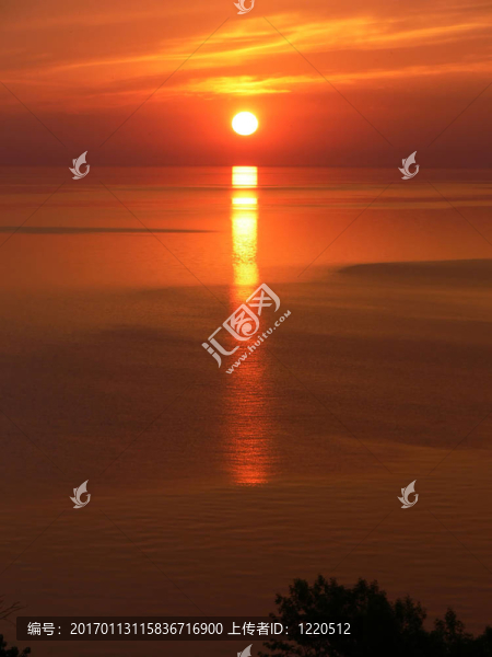 湖上的日出