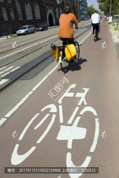 在阿姆斯特丹騎自行車