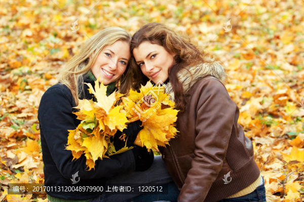 兩個年輕女性的戶外肖像