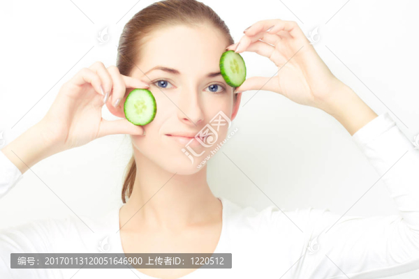 年輕女性；清晰的皮膚概念主題