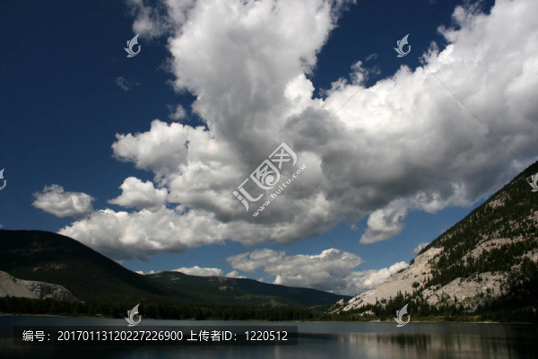 山上的湖