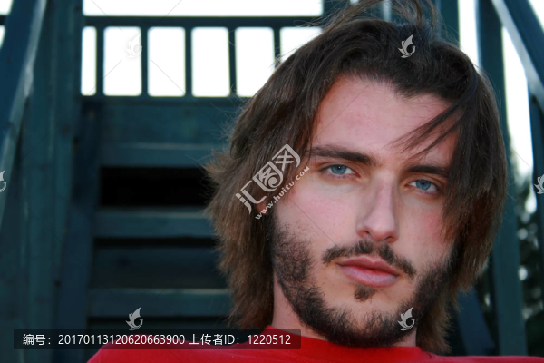 金發(fā)的年輕人