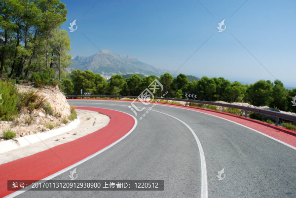 在西班牙內華達山脈的山路