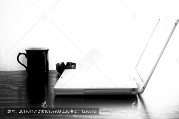 香煙咖啡和筆記本電腦