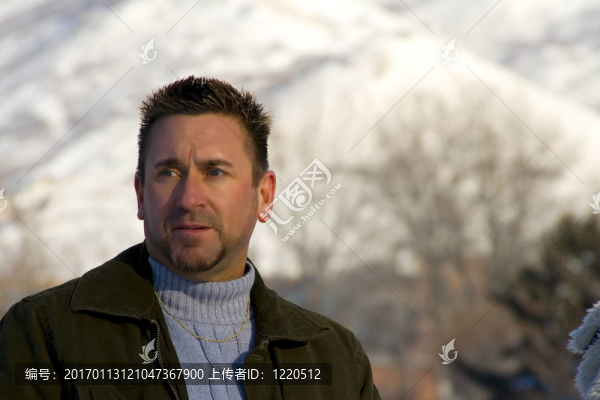 男人抬頭看Mountains的背景