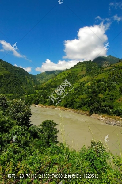 茂密的群山和藍(lán)天