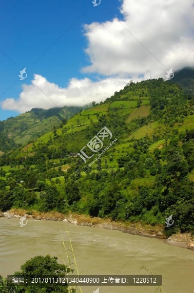 茂密的群山和藍(lán)天