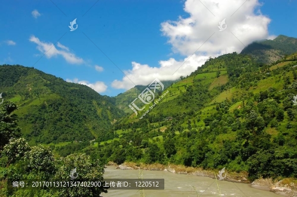 茂密的群山和藍(lán)天