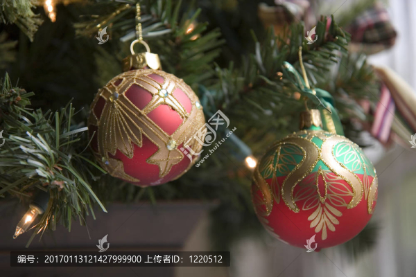 紅綠色和金色球