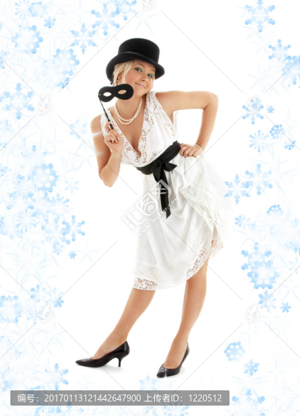 漂亮的女士與黑色的面具和雪花