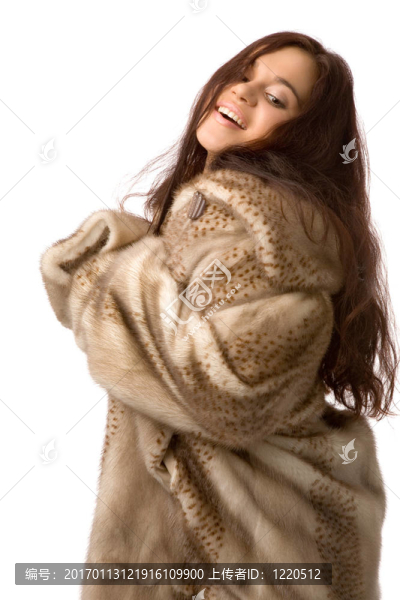 穿著毛皮大衣的女人