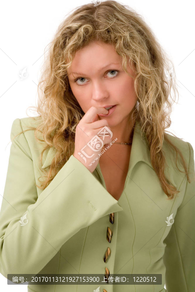 穿綠衣服的金發(fā)女人