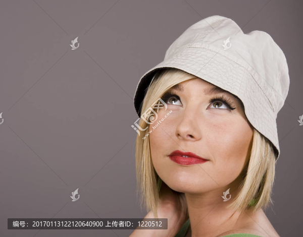 白帽子上的金發(fā)女郎