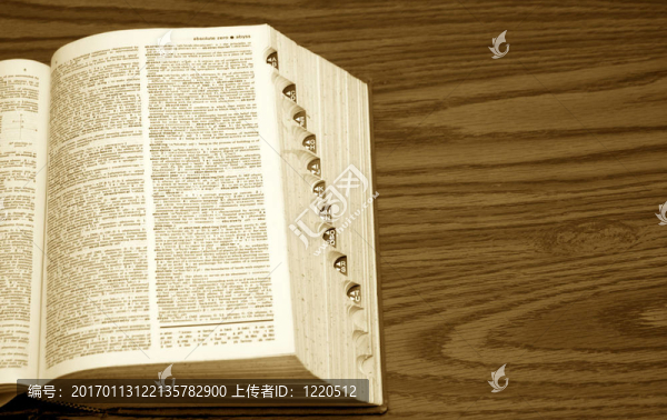 字典在桌子上