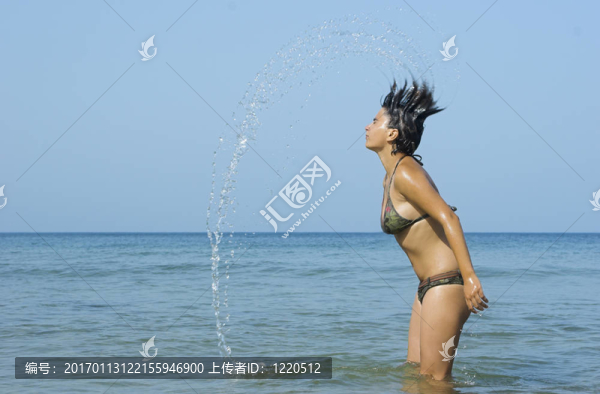 蔓延的水