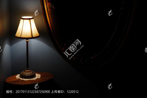 樓梯落地?zé)?；桌子；仿古墻鏡