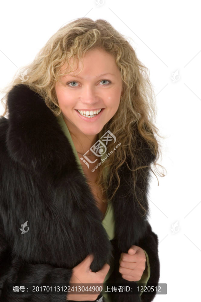 穿著毛皮大衣的女人
