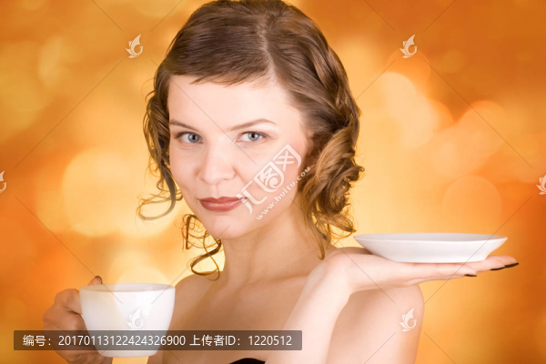 喝著一杯咖啡的女孩