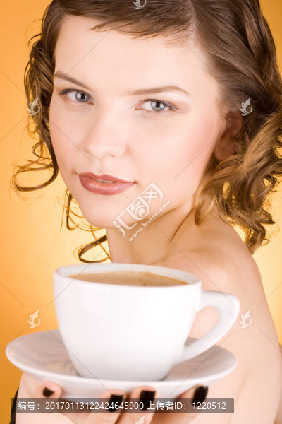 喝著一杯咖啡的女孩