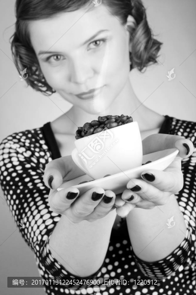 咖啡杯的女孩