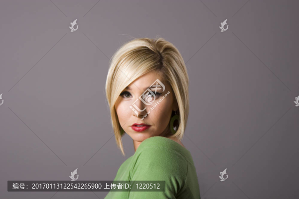 金發(fā)女郎看Camera