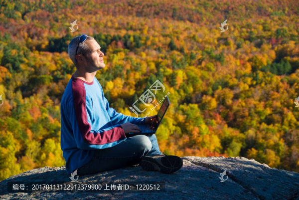 在筆記本電腦上