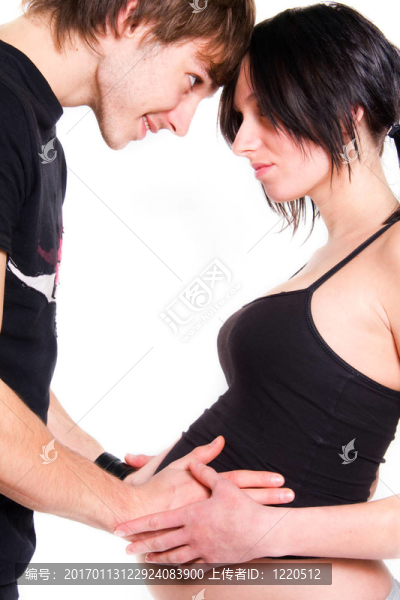 一對年輕夫婦期待一個嬰兒