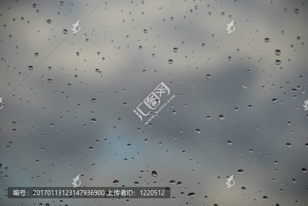 窗戶上的雨滴。