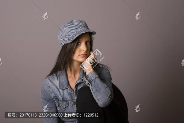 黑色的帽子在椅子上