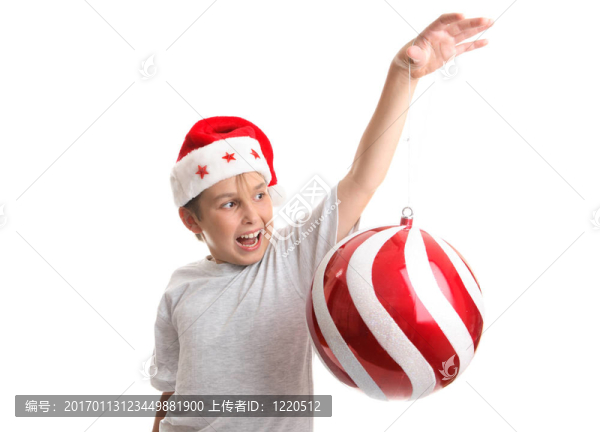 男孩有一個超大的圣誕飾品