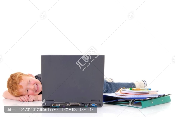 筆記本電腦上的小男孩
