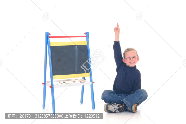 聰明的孩子在教室里
